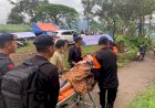 Pertolongan-korban-gempa-Cianjur-di-desa-terisolir-dilakukan,-Brimob-Polri-evakuasi-dengan-tandu