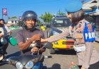 Polwan-Polres-Flotim-Bagikan-Bunga-ke-Pengguna-Jalan-Raya-Jelang-HUT-Polwan-ke-76.