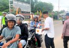 Sore-Ramadhan,-Polres-Flotim-Berbagi-Takjil-di-Depan-Mako
