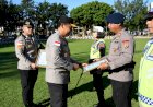 Kapolda-NTT-Berikan-Penghargaan-kepada-Personel-Berprestasi,-Tekankan-Semangat-Pengabdian-dan-Integritas
