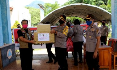 Gerakan-Bakti-Sosial-Polri-Peduli-Covid-19-Polres-Flores-Timur-Serahkan-Apd--Berupa-Face-Shiled