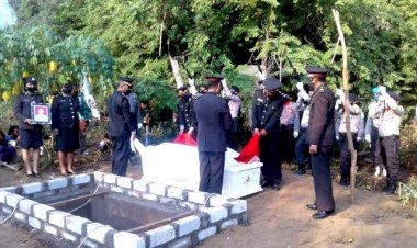 Suasana-Haru,-Polres-Flotim-Gelar-Upacara-Pemakaman-Akp-Petrus-Bumi-Kian