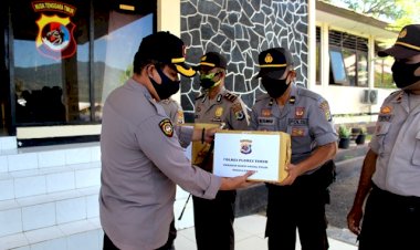 Gerakan--Bakti-Sosial-Polri-Peduli-Covid-19,-Polres-Flotim-Bagikan-400-Paket-Sembako