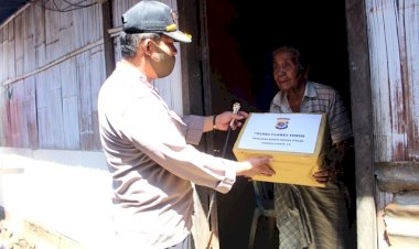 Gerakan--Bakti-Sosial-Polri-Peduli-Covid-19,-Kapolres-Flotim-Berikan-Sembako-Gratis