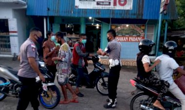 Bakti-Sosial-Polri-Peduli-Covid-19,-Polsek-Wulanggitang-Bagikan-Sembako-Plus-Ngabuburit-Bareng-Bagikan-Takjil-Gratis