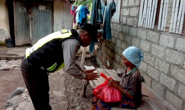 Brigpol-Paulus-Bura-Hajon-Distribusikan-Bantuan-Sembako-Dalam-Rangka-Bakti-Sosial-Polri-Peduli--Covid19