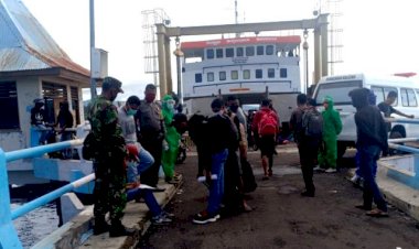 Putus-Mata-Rantai-Penyebaran-Covid19,-Bhabinkamtibmas-Bripka-Nelis-Bantu-Satgas-Semprot-Disinfektan