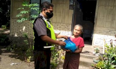 Bhabin-Desa-Klatanlo-Bripka-Agus-Fay-Salurkan-Bansos-Polri-Peduli-Covid-19