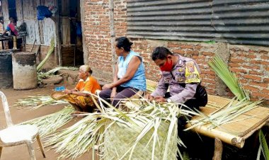 Sambang-Sekaligus-Menganyam,-Inilah-Cara-Bhabinkamtibmas-Bripka-Antonius-Mendekatkan-Diri-ke-Warganya