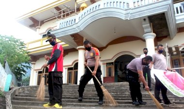 Bakti-Religi,-Personil-Polres-Flotim-Bersihkan-Rumah-Ibadah