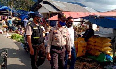 Kapolsek-Wulanggitang-Pimpin-Patroli-di-Pasar-Inpres-Boru