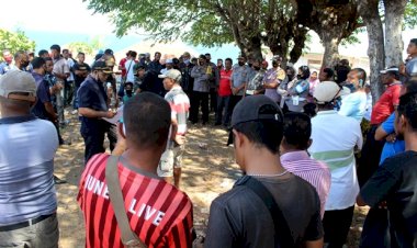 Kapolres-Flotim-Pantau-Langsung-Giat-Eksekusi-Tanah-dan-Bangunan-di-Desa-Lamahala-Jaya