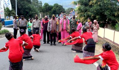 Kunjungan-Kerja-Kapolres-Flotim-ke-Boru-dan-Titehena-Disambut-Dengan-Tarian-Adat