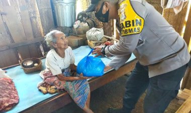 Polri-Peduli-Covid-19,-Bhabinkamtibmas-Desa-Wureh-Bripka-Mandala-Bagikan-Sembako