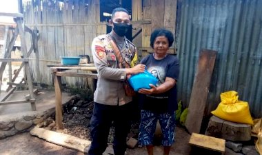 Bhabinkamtibmas-Brigpol-Mohamad-Ijan-Distribusikan-Bansos-Beras-Polri-Kepada-Keluarga-Kurang-Mampu