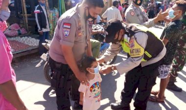 Bhabinkamtibmas-Bripka-Semarno-Patroli-Pasar-Beri-Himbauan-Kamtibmas