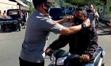 Ayo-Pakai-Masker,-Masyarakat-Sambut-Baik-Himbauan-Penggunaan-Masker-Oleh-Polsek-Adotim