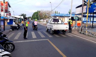 Wujud-Pelayanan-Prima,-Giat-Rutin-Gatur-Pagi-Sat-Lantas-Polres-Flotim