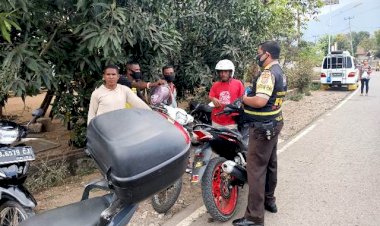 Sambangi-Para-Tukang-Ojek,-Bhabinkamtibmas-Bripka-Agustinus-Fay-Himbau-Tertib-Berlalu-Lintas