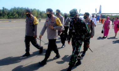 Kapolres-Bersama-Dandim-1624-Flotim-Sambut-Kapolda-NTT-Irjen-Pol.-Drs.-Lotharia-Latif-Saat-Tiba-di-Bandara-Gewayantana-Larantuka