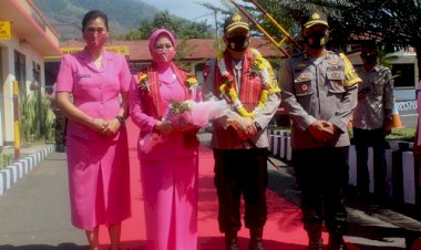 Kapolda-NTT-Irjen-Pol.-Drs.-Lotharia-Latif-Disambut-Dengan-Pengalungan-Selendang-dan-Jarmat-Saat-Memasuki-Mapolres-Flotim
