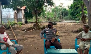 Jalin-Silaturahmi,-Bhabinkamtibmas-Ile-Boleng-Bripka-Kornelius-Rajin-Sambangi-Tokoh-Masyarakat