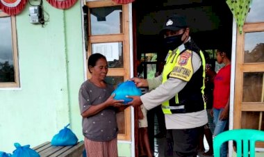 Bhabinkamtibmas-Bantu-Penyaluran-Bansos-Polri-Kepada-Warga