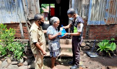 Peduli-Covid-19,-Bhabinkamtibmas-Bersama-Lurah-Dan-Babinsa-Salurkan-Bansos-Polri