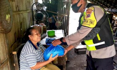 Bhabinkamtibmas-Desa-Waitukan-Bripda-Antonius-Serahkan-Bansos-Polri-Kepada-Masyarakat