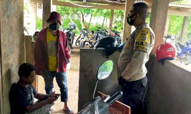 Bhabinkamtibmas-Berikan-Himbauan-Serta-Mengajak-Masyarakat-Untuk-Selalu-Waspada-Tanggap-Terhadap-Cuaca-Ekstrem-Saat-Ini