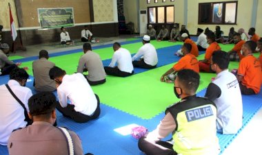 Peringati-Isra-Mi'raj,-Polres-Flotm-Bersama-Para-Tahanan-Lakukan-Binrohtal