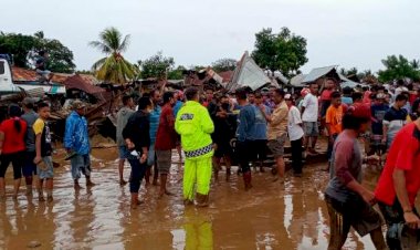 Peduli-Dan-Tanggap-Bencana,-Kapolres-Flotim-Bersama-Personelnya-Bantu-Pencarian-Dan-Evakuasi