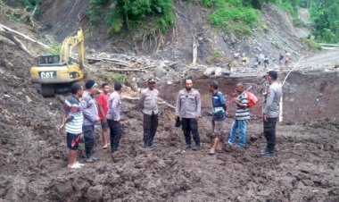 Peduli-Bencana-Alam,-Kapolres-Flotim-Tinjau-Jalan-Yang-Putus-Akibat-Banjir-Bandang-Dan-Tanah-Longsor