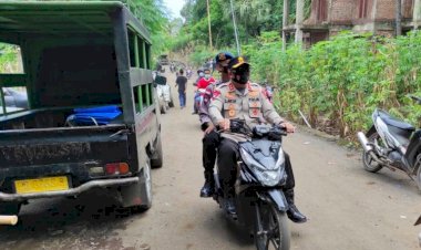 Akses-Sulit-Dijangkau,-Kapolda-Sewa-Motor-Ojek-Antar-Bansos-di-Adonara