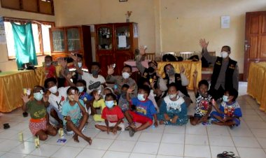 Pulihkan-Mental-Warga-Pasca-Bencana-Alam,-Biro-Psikologi-SSDM-Polri-Gelar-Trauma-Healing-di-Posko-SDI-dan-Posko-MAN-Waiwerang