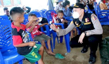 Dihari-Ke-II,-Polri-Kembali-Hadirkan-Trauma-Healing-Untuk-Korban-Bencana-Alam-di-Desa-Nelelamadike