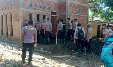 Puluhan-Personil-Polri-Bersihkan-Rumah-Warga-Korban-Banjir-Bandang-di-Narasaosina