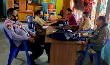 Peduli-Desa-Binaannya,-Bhabinkamtibmas-Lakukan-Giat-Sambang-dan-Patroli