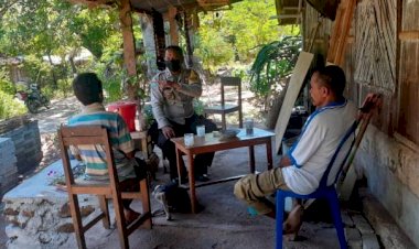 Dalam-Rangka-Pemeliharaan-Kamtibmas-di-Desa-Binaan-Bhabinkamtibmas-Bripka-YULIANUS-IRWAN-DOMAL-Rutin-Patroli-Sambang