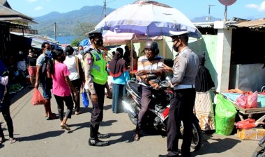 Upaya-Menekan-Penyebaran-Covid-19,-Polres-Flotim-Terapkan-PPKM-Kepada-Pengunjung-Pasar