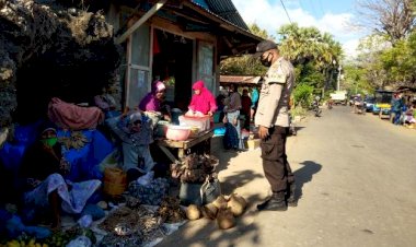 Sambangi-Pasar,-Bhabinkamtibmas-Sampaikan-Himbauan-Terkait-PPKM