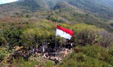 Perdana,-Polres-Flotim-Kibarkan-Bendera-Merah-Putih-di-Bukit-Postoh