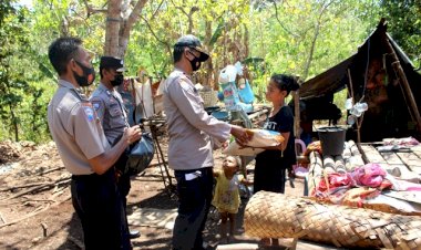 Ikut-Peduli-Warga-Kurang-Mampu,-Polres-Flotim-Beri-Bantuan-Kepada-Mama-Romana