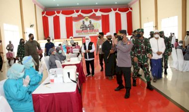 Tinjau-Vaksinasi-Serentak-114-Titik-di-Jatim,-Kapolri-Optimis-Target-2-Juta-Per-Hari-Tercapai