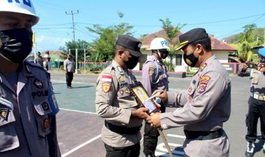 Polres-Flotim-laksakan-Upacara-PTDH-Kepada-Salah-Satu-Personilnya