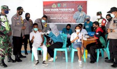 Percepatan-Vaksinasi,-Polres-Flotim-Kembali-Gelar-Gerai-Vaksinasi-Massal-di-SMK-Negeri-1-Larantuka
