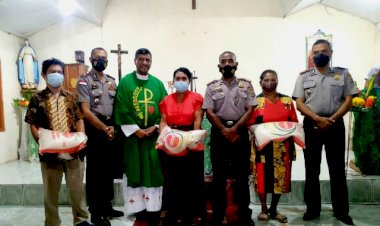 Minggu-Kasih,-Polres-Flotim-Berikan-Sumbangan-Serta-Salurkan-Bansos-Kepada-Umat-Gereja-ST.-Cornelius-Pohon-Bao