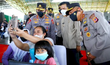 Tinjau-Vaksinasi-Serentak-se-Indonesia,-Kapolri-Ingatkan-Syarat-Wajib-Laksanakan-PTM-100-Persen