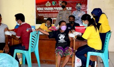 Demi-Capai-Zona-Hijau,-Tim-Vaksinator-Polres-Flotim-Tetap-Semangat-Lakukan-Vaksinasi