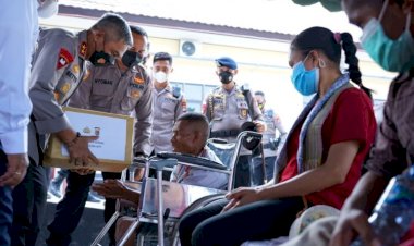 Kunjungan-Kerja-ke-Polres-Malaka,-Kapolda-NTT-Beri-Bantuan-Sosial-kepada-Penyandang-Disabilitas